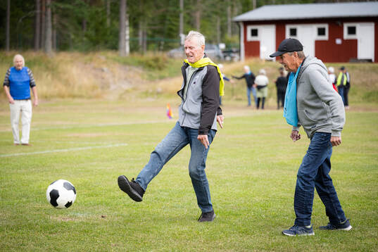 Pensionärer provar gåfotboll
