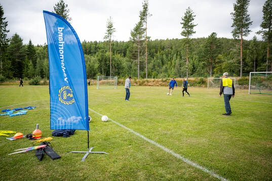Pensionärer provar gåfotboll