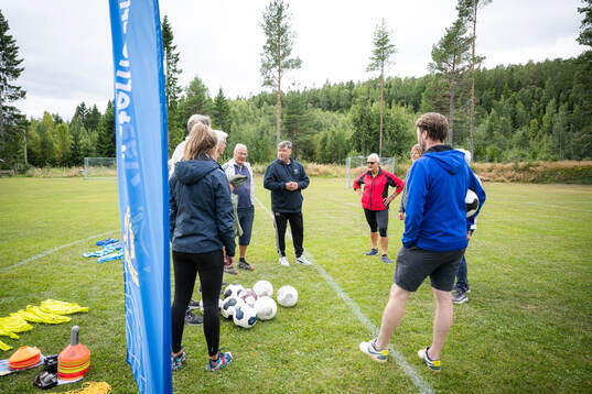 Pensionärer provar gåfotboll