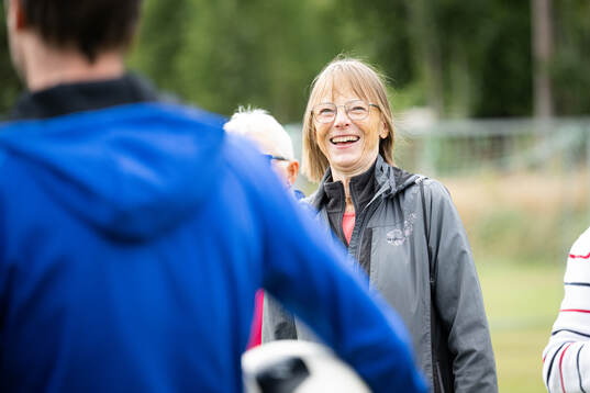 Pensionärer provar gåfotboll