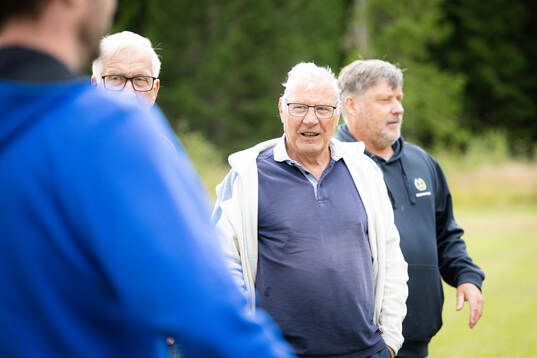 Pensionärer provar gåfotboll