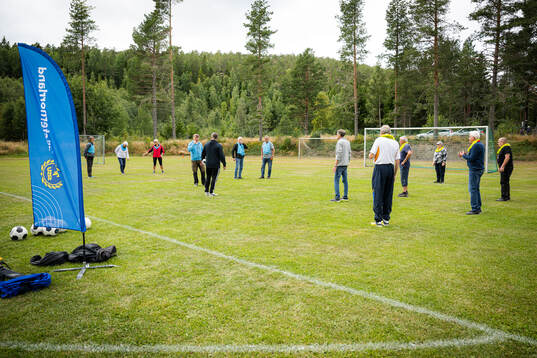 Pensionärer provar gåfotboll
