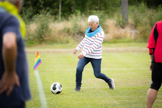 Pensionärer provar gåfotboll