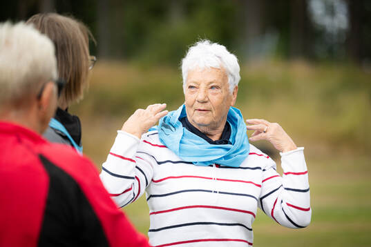 Pensionärer provar gåfotboll