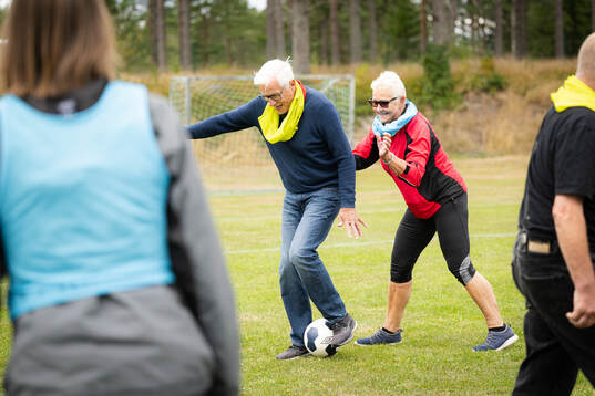 Pensionärer provar gåfotboll