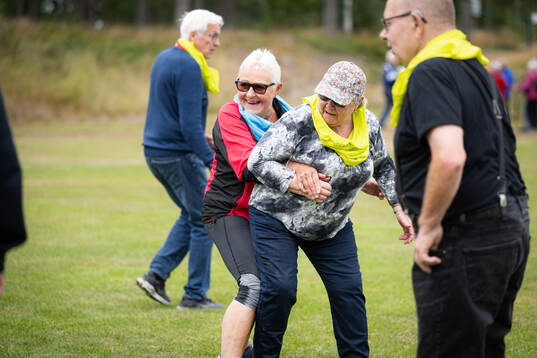 Pensionärer provar gåfotboll