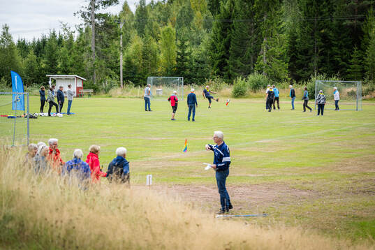 Pensionärer provar gåfotboll