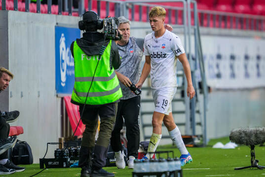 Helsingborgs Benjamin Örn lämnar planen