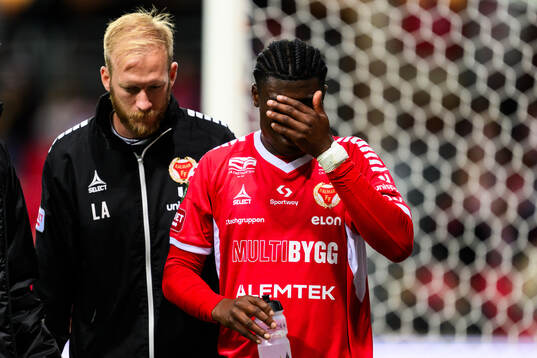 Kalmars Chukwuemeka Paul Nnamani lämnar planen skadad