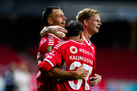 Kalmars Melker Hallberg jublar med Tomas Kalinauskas och