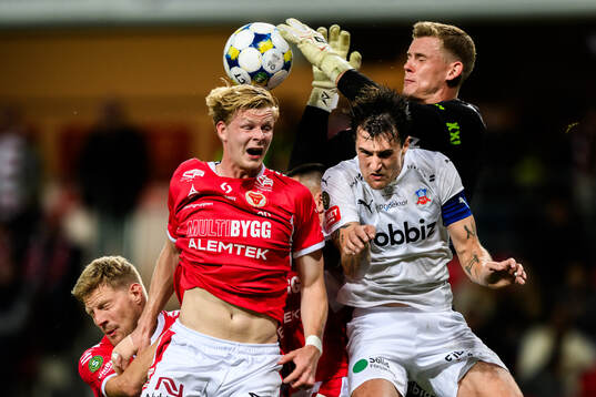 Kalmars Malcolm Stolt mot Helsingborgs målvakt Johan
