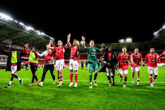 Kalmars målvakt Jakob Kindberg jublar med lagkamrater