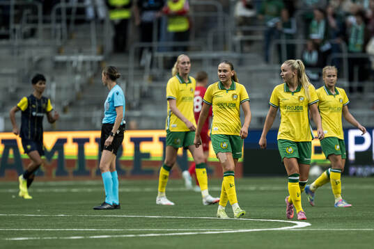 Vilde Hasund and Anna Jøsendal look dejected