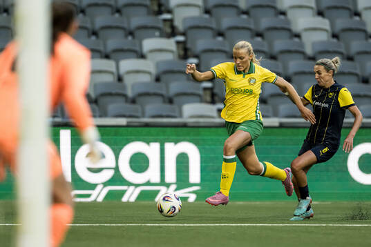 Smilla Holmberg of Hammarby and Olha Basanska of Metalist
