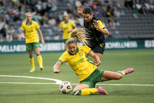 Anna Petryk of Metalist 1925 and Anna Jøsendal of Hammarby