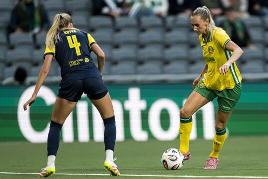 Yana Kotyk of Metalist 1925 and Ellen Wangerheim of Hammarby