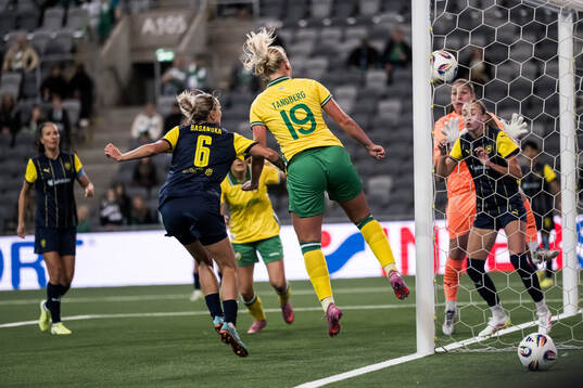 Cathinka Tandberg  of Hammarby scores 3-2