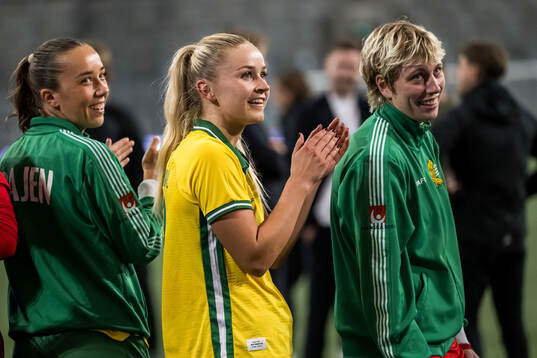 Athinna Persson Lundgren, Anna Jøsendal and goalkeeper Moa