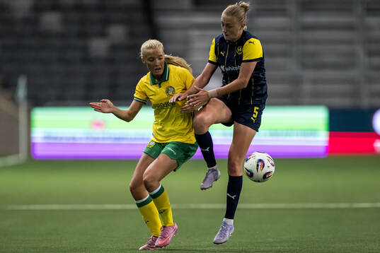 Smilla Holmberg of Hammarby and Veronika Andrukhiv of
