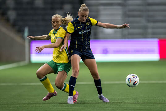 Smilla Holmberg of Hammarby and Veronika Andrukhiv of