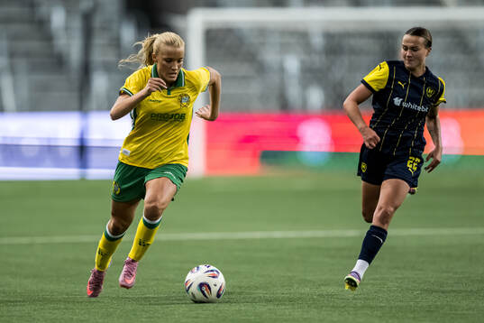 Smilla Holmberg of Hammarby and Nadiia Kunina of Metalist