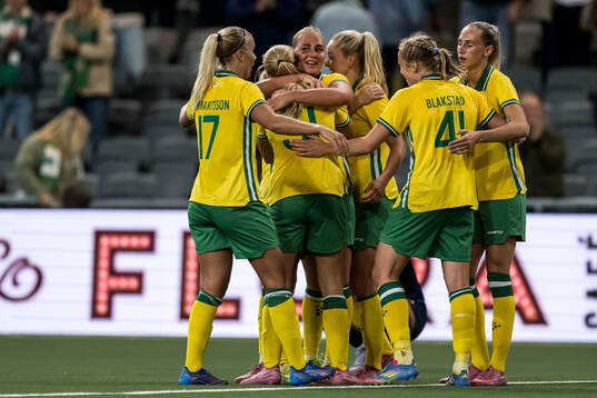 Cathinka Tandberg of Hammarby celebrate with teammates