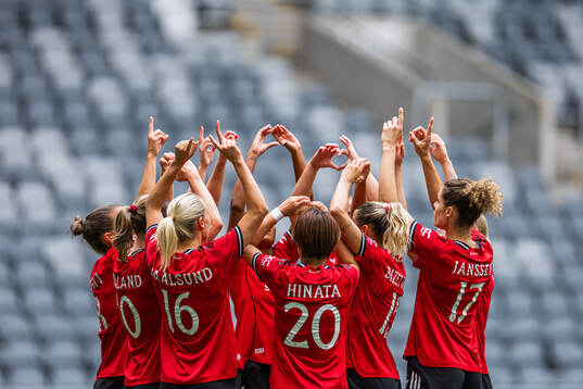 Elisabeth Terland of Manchester United celebrate with her