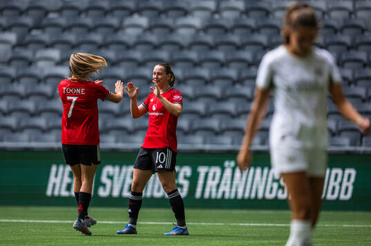 Elisabeth Terland of Manchester United celebrates