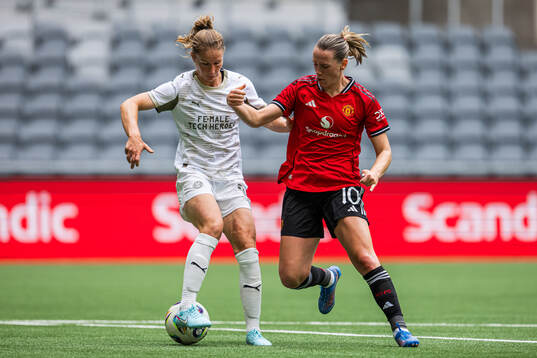 Sippie Catharine Folkertsma of PSV Eindhoven and Elisabeth