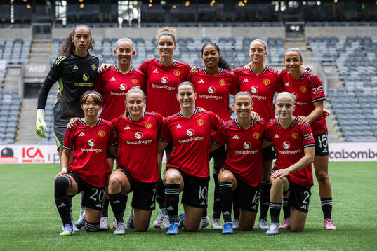 Players of Manchester United pose for a group picture prior