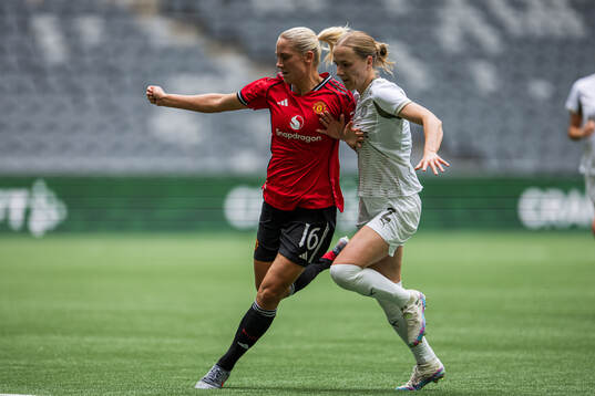 Lisa Naalsund of Manchester United and Sara Thrige of PSV