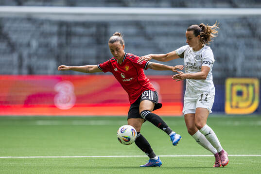 Julia Zigiotti Olme of Manchester United and Renate Jansen
