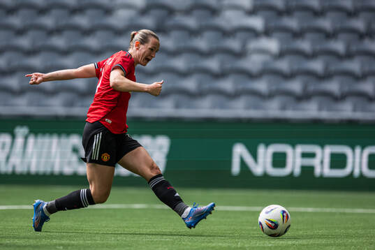 Elisabeth Terland of Manchester United shoots to score 3-0