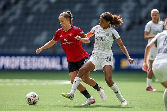 Maya Le Tissier of Manchester United and Nina Nijstad of