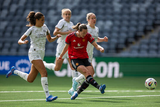 Elisabeth Terland of Manchester United shoots to score 4-0