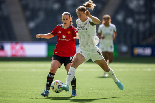 Elisabeth Terland of Manchester United and Sippie Catharine