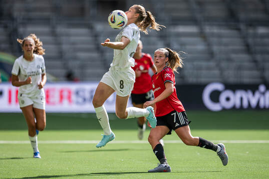Sippie Catharine Folkertsma of PSV Eindhoven and Ella Toone