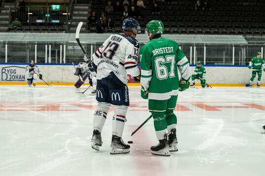 Linköpings Jakub Vrana och Rögles Leon Bristedt och