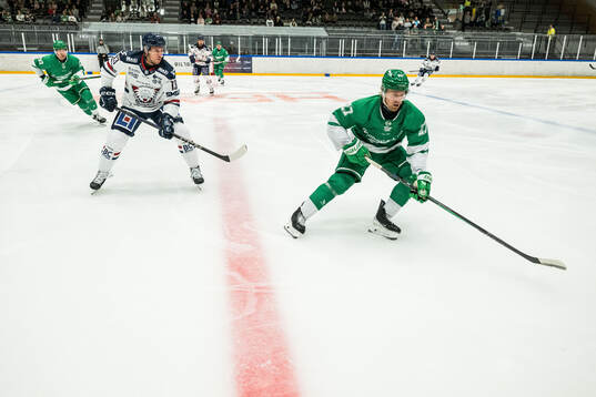 Linköpings Jakub Vrana och Rögles Linus Sjödin