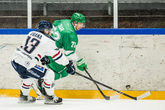 Linköpings Jakub Vrana och Rögles Daniel Zaar