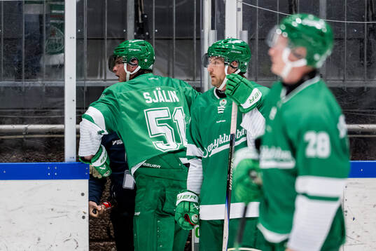 Rögles Calle Själin lämnar matchen