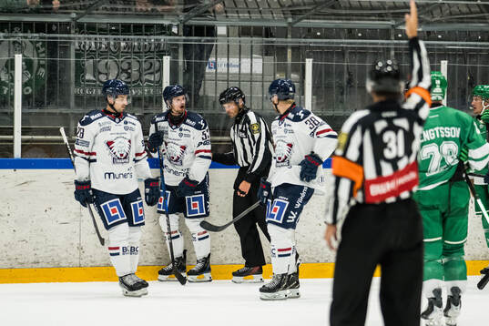 Linköpings Adam Hofbauer tilldelas ett matchstraff