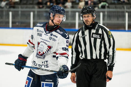 Linköpings Adam Hofbauer lämnar matchen