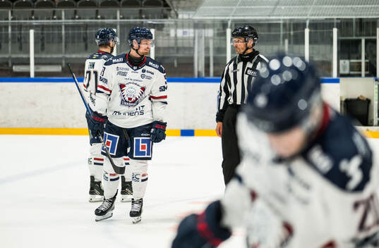Linköpings Adam Hofbauer lämnar isen