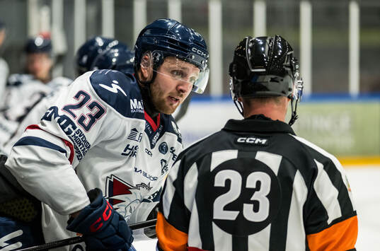 Linköpings Robin Kovacs i samtal med domaren