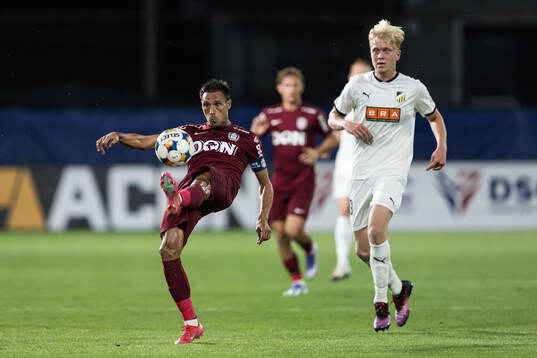 Camora of CFR Cluj and Isak Brusberg of Häcken