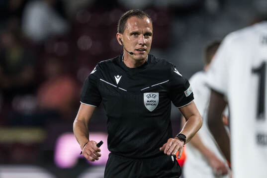 Referee Sebastian Gishamer