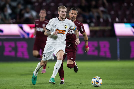 Simon Gustafson of Häcken and Ciprian Deac of CFR Cluj