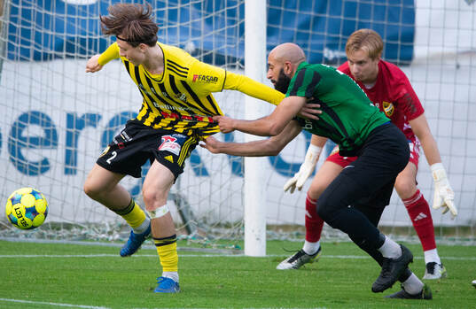 Högaborgs Abdul Khalili drar i IFK Hässleholms Gustav