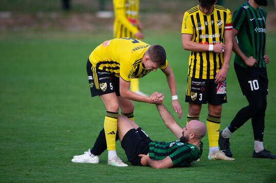 IFK Hässleholms Axel Henriksson hjälper Högaborgs